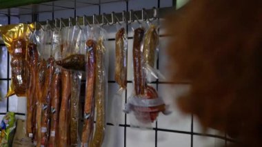 4K, İspanyol usulü farklı geleneksel sosisler kasapta. Markette asılı kurutulmuş et. İber domuz süpermarketi. Piyasa ham ürünler satıyor - Dan