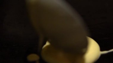 Slow Motion Cook Amerikan yemekleri. Kahvaltıda krep tatlısı pişirdim. Siyah ızgarada ev yapımı tatlı krep pişirmek. Yavaş çekim oranı 120 fps-Dan.