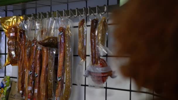 Spanska Olika Traditionella Korvar Slaktarbutiken Torkat Rökt Kött Som Hänger — Stockvideo