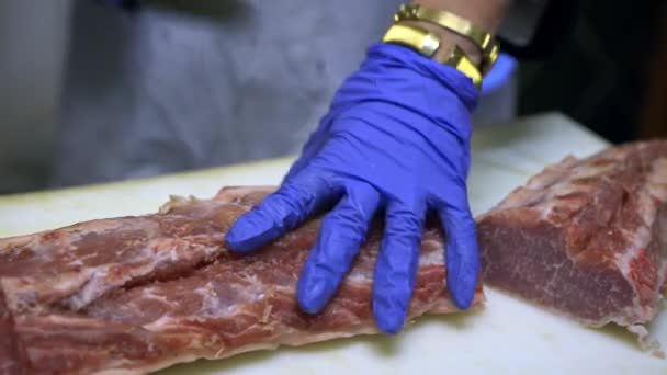 商店里的屠夫修剪猪肉卷 在杂货店里用刀切肉 在西班牙超级市场购买伊比利亚猪肉 女人在手术台上把尸体切割成碎片 — 图库视频影像