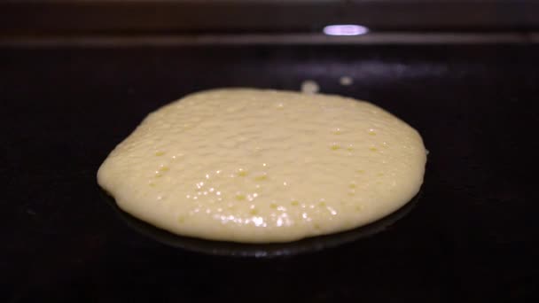 Slow Motion Cook Lanza Panqueques Comida Americana Cociné Postre Crepes — Vídeo de stock