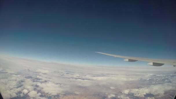 空気中を旅する 飛行機の窓から見る空と雲の素晴らしい景色 — ストック動画