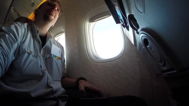 Uomo Caucasico Che Viaggia Aereo Splendida Vista Del Cielo Delle — Video Stock