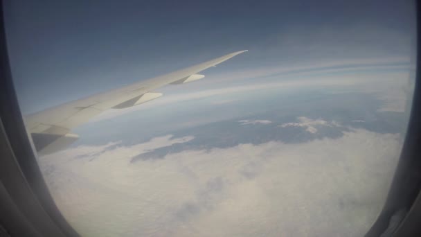 空気中を旅する 飛行機の窓から見る空と雲の素晴らしい景色 — ストック動画