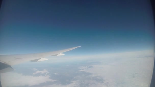 空気中を旅する 飛行機の窓から見る空と雲の素晴らしい景色 — ストック動画