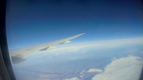 Ultra乘飞机旅行 从头顶俯瞰天空和云彩的美妙景象 就像从飞机窗上看到的那样 — 图库视频影像