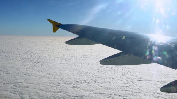 Reizen Door Lucht Vliegtuigvleugel Tijdens Vlucht Prachtige Lucht Prachtige Wolken — Stockvideo