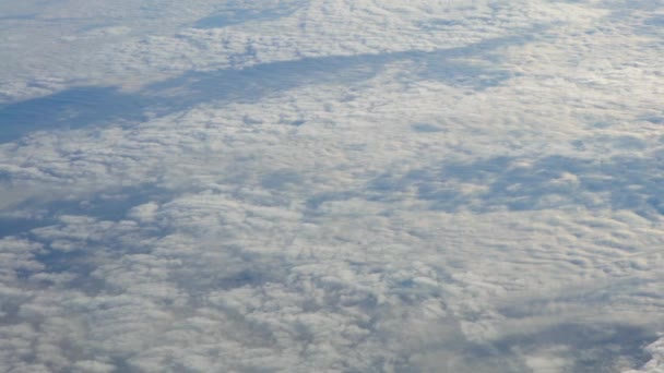 Подорожі Повітрю Чудовий Вид Небо Хмари Зверху Видно Через Вікно — стокове відео