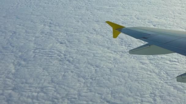 Viajando Pelo Ala Avião Viagem Avião Belo Céu Nuvens Maravilhosas — Vídeo de Stock