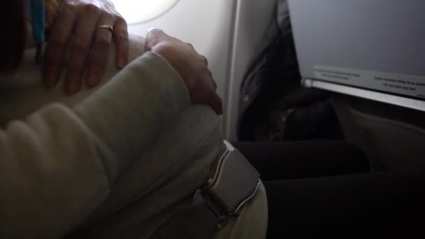 Femme Enceinte Asiatique Touchant Son Ventre Intérieur Avion Passager Assis — Video