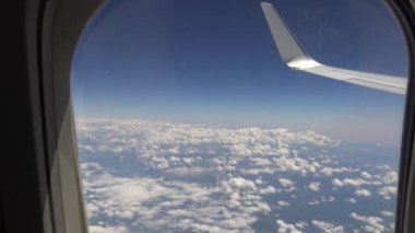 Uçak penceresinden 4K Manzarası, uçağın penceresinden kış dağları...