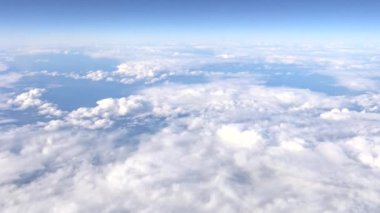 4K Hd Ultra, hava yoluyla seyahat ediyor. Gökyüzü ve bulutların muhteşem manzarası, yukarıdaki güneş ışığı, bir uçak penceresinden görülebildiği gibi - Dan