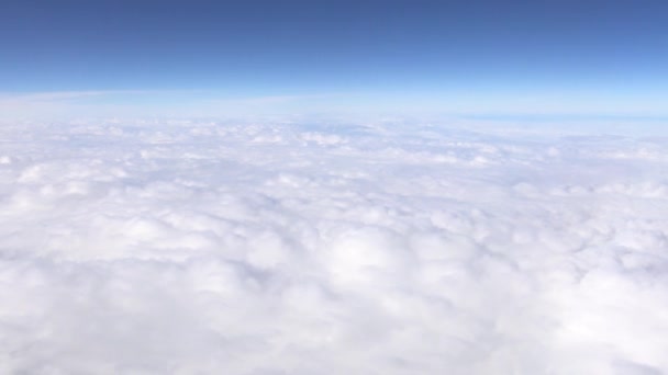4K Hd Ultra, Voyager par avion. Magnifique vue sur le ciel et les nuages avec la lumière du soleil d'en haut, vue à travers une fenêtre d'avion Dan 