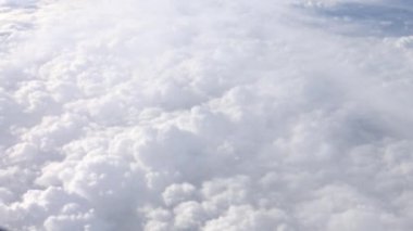 4K Hd Ultra, hava yoluyla seyahat ediyor. Gökyüzü ve bulutların muhteşem manzarası, yukarıdaki güneş ışığı, bir uçak penceresinden görülebildiği gibi - Dan