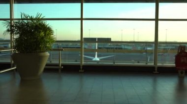 Amsterdam, Hollanda-05 Aralık 2016: 4K Taşıyıcı Bebek, Amsterdam Uluslararası Havalimanı yolcu biniş alanı manzaralı. Terminal kapısı Dan 'de uçuş bekleyen insanlar.