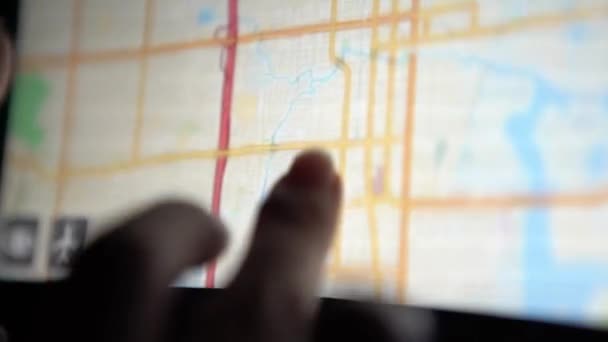 Miami Stati Uniti Dicembre 2016 Woman Utilizza Mappa Delle Informazioni — Video Stock