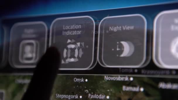 December 2016 Närbild Kvinna Med Hjälp Pekskärmskarta Passagerarhyttmonitor Som Visar — Stockvideo