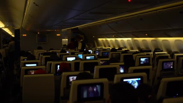 Grudzień 2016 Podróżowanie Samolotem Kabina Samolotu Pasażerami Patrząc Monitory Filmy — Wideo stockowe