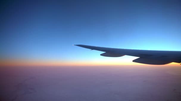 Cestuje Letadlem Nádherný Výhled Oblohu Mraky Soumrakem Shora Jak Vidět — Stock video