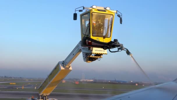 荷兰阿姆斯特丹 2018年12月13日 员工在冬季在飞机机翼上喷洒除冰剂 使飞机准备在机场起飞 喷气式翼用防冻剂除冰 — 图库视频影像