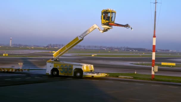 荷兰阿姆斯特丹 2018年12月13日 员工在冬季在飞机机翼上喷洒除冰剂 使飞机准备在机场起飞 喷气式翼用防冻剂除冰 — 图库视频影像