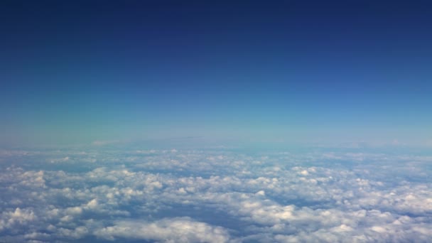 Прекрасный Вид Небо Облака Светом Солнца Сверху Видно Окна Самолета — стоковое видео