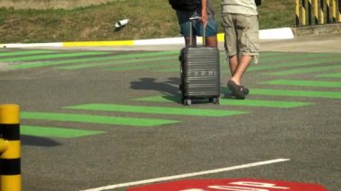 Siem Reap, Kamboçya-20 Nisan 2018: 4K Kamboçya 'da güneşli bir günde Siem Reap Uluslararası Havalimanı' nın dışındaki düşük maliyetli uçağa binen insanlar. Gezginler açık havada sıcak hava Dan