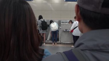 Busan, Güney Kore-02 Temmuz 2017: 4K Busan Uluslararası Havaalanı 'nda kontrol gişelerinde bekleyen insanlar. Güney Kore-Dan 'de iş ya da turizm için bavulla seyahat eden Asyalı yolcular