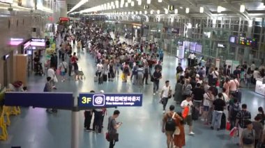Busan, Güney Kore-02 Temmuz, 2017: 4K Busan Uluslararası Havalimanı bavul kalkış terminali bekleyen yolcularla dolu. İş ya da turizm için seyahat eden insanlar