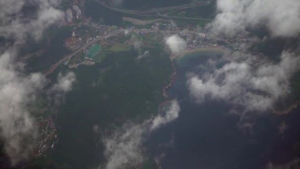 Vue Aérienne 4K De La Ville Métropolitaine De Busan D'en Haut Avec Des Nuages. Voyager en avion. Magnifique vue sur le ciel et les nuages à travers une fenêtre d'avion en Corée du Sud.-Dan 