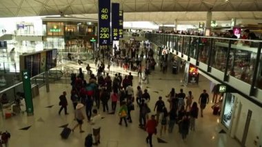 Hong Kong-19 Haziran 2016: Hong Kong Uluslararası Havalimanı, Asyalılar iş ve turizm için bavulla seyahat ediyorlar. Erkek ve dişi Çinli yolcular Çin-Dan terminaline vardı.