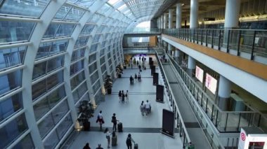 Hong Kong-19 Haziran 2016: Hong Kong Uluslararası Havalimanı, Asyalılar iş ve turizm için bavulla seyahat ediyorlar. Erkek ve dişi Çinli yolcular Çin-Dan terminaline vardı.