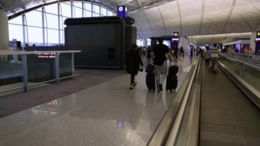 Hong Kong-19 Haziran 2016: Hong Kong Uluslararası Havalimanı 'ndaki Yolcu Biniş Alanı. İş ya da turizm için bavulla seyahat eden insanlar.