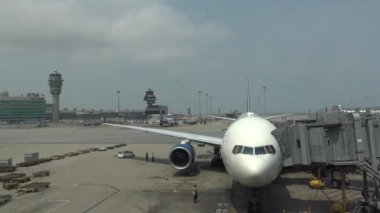 Hong Kong-03 Nisan 2016: 4k, yer ekibi Hongkong havaalanında uçmak için bir uçak hazırlamakla meşgul.