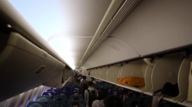 , -19 Haziran 2016: Yolcularla dolu bir uçak kabini. Uçağa binmeden önce...