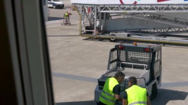 Bari, İtalya-24 Eylül 2018: Slow Motion havaalanı personeli uçak penceresinden görüldüğü üzere bagajları bir uçağın içine yüklüyor. Taşıyıcı bant uçaklarının bagajları. Yolcu bavullarının düzenlenmesi - Dan