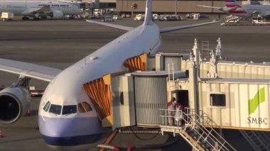 Japonya-07 Temmuz 2017: 4K Havaalanı işçileri Narita havaalanında bir uçağı temizler. Tokio Uluslararası Havaalanı Terminali 'nde temizlik personeli uçağı temizliyor.