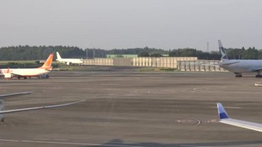 Japonya-07 Temmuz 2017: 4k, yer ekibi Tokio Uluslararası Havaalanı Havaalanı Terminali 'ne uçmak için bir uçak hazırlamakla meşgul. Trafik hareketleriyle en yoğun havaalanındaki uçağı görüntüle