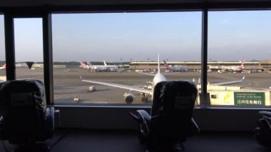 Japonya-07 Temmuz 2017: 4K Moving Dolly, Tokio Uluslararası Havalimanı Yolcu Biniş Alanının Güzel Manzarası. Terminalde iş ya da turizm için bavulla seyahat edenler