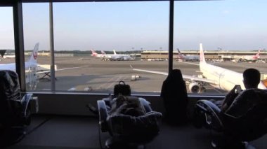 Japonya-07 Temmuz 2017: 4K Moving Dolly, Tokio Uluslararası Havalimanı Yolcu Biniş Alanının Güzel Manzarası. Terminalde iş ya da turizm için bavulla seyahat edenler