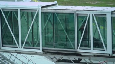 Kuala Lumpur, Malezya-20 Nisan 2018: 4k Hava Yolları. Hostes jetway 'den uçağa binip uçmak için uçağa biniyor. Jet Bridge 'in içinde yürüyorum. Havaalanı terminalinden Dan-uçağına tünel