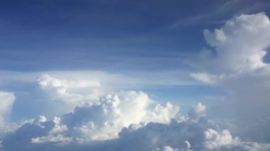 4K hava yoluyla seyahat ediyor. Gökyüzünün muhteşem manzarası ve yukarıdan bulutlar, bir uçak penceresinden görüldüğü gibi. Uçak yolculuğunda ve güzel manzaralı kamaradaki gezginin perspektifinden