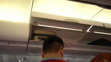 Kuala Lumpur, Malezya-20 Nisan 2018: 4k Hava Yolları. İç uçaktaki koltukların olduğu kabin. Koltuktan yolcu olarak bir uçağa binen ve bavulları kurtaran yolcular olarak bakış açısı - Dan