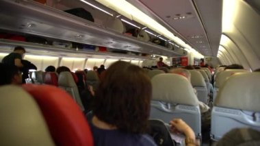 Kuala Lumpur, Malezya-20 Nisan 2018: 4k İçişleri uçak sıraları yolcu koltukları, koltuktan yolcu olarak bir uçağa binen yolcular olarak bakış açısı. Uçağın arka görüntüsü. - Dan.