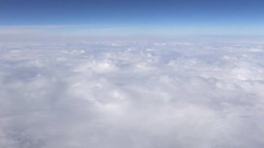 4K Hd Ultra, hava yoluyla seyahat ediyor. Gökyüzü ve bulutların muhteşem manzarası, yukarıdaki güneş ışığı, bir uçak penceresinden görülebildiği gibi - Dan