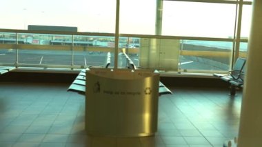 Amsterdam, Hollanda-05 Aralık 2016: 4K Taşıyıcı Bebek, Amsterdam Uluslararası Havalimanı yolcu biniş alanı manzaralı. Terminal Kapısı-Dan 'in boş koltuklarıyla Havalimanı Bekleme Odasında seyahat etmek