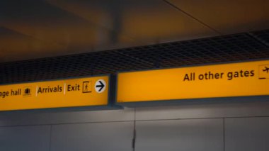 Amsterdam, Hollanda-05 Aralık 2016: Amsterdam Schiphol Uluslararası Havalimanı 'ndaki tüm giriş ve çıkışlar için 4K İşaret Kurulu. Terminal salonu kapıları. Avrupa havaalanları - Dan