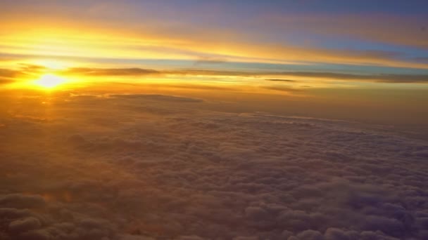 4K Voyage aérien Vue magnifique sur le ciel et les nuages avec le crépuscule d'en haut, vu à travers une fenêtre d'avion-Dan 