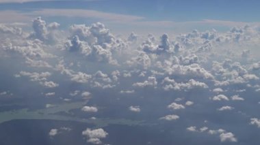 4K Hd Ultra, hava yoluyla seyahat ediyor. Gökyüzü ve bulutların muhteşem manzarası, yukarıdaki güneş ışığı, bir uçak penceresinden görülebildiği gibi - Dan