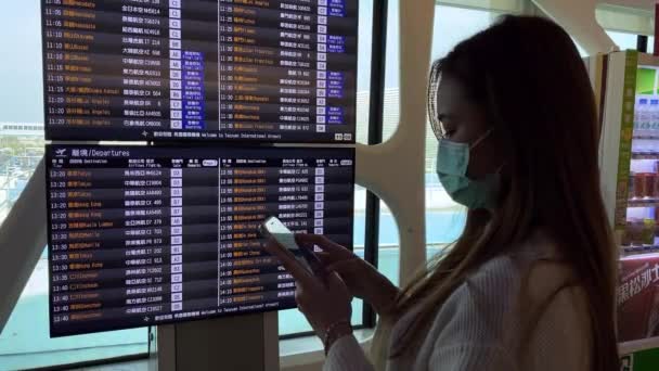 Taipei Taiwan Leden 2020 Číňanka Používající Smartphone Letištní Tabulí Zrušila — Stock video